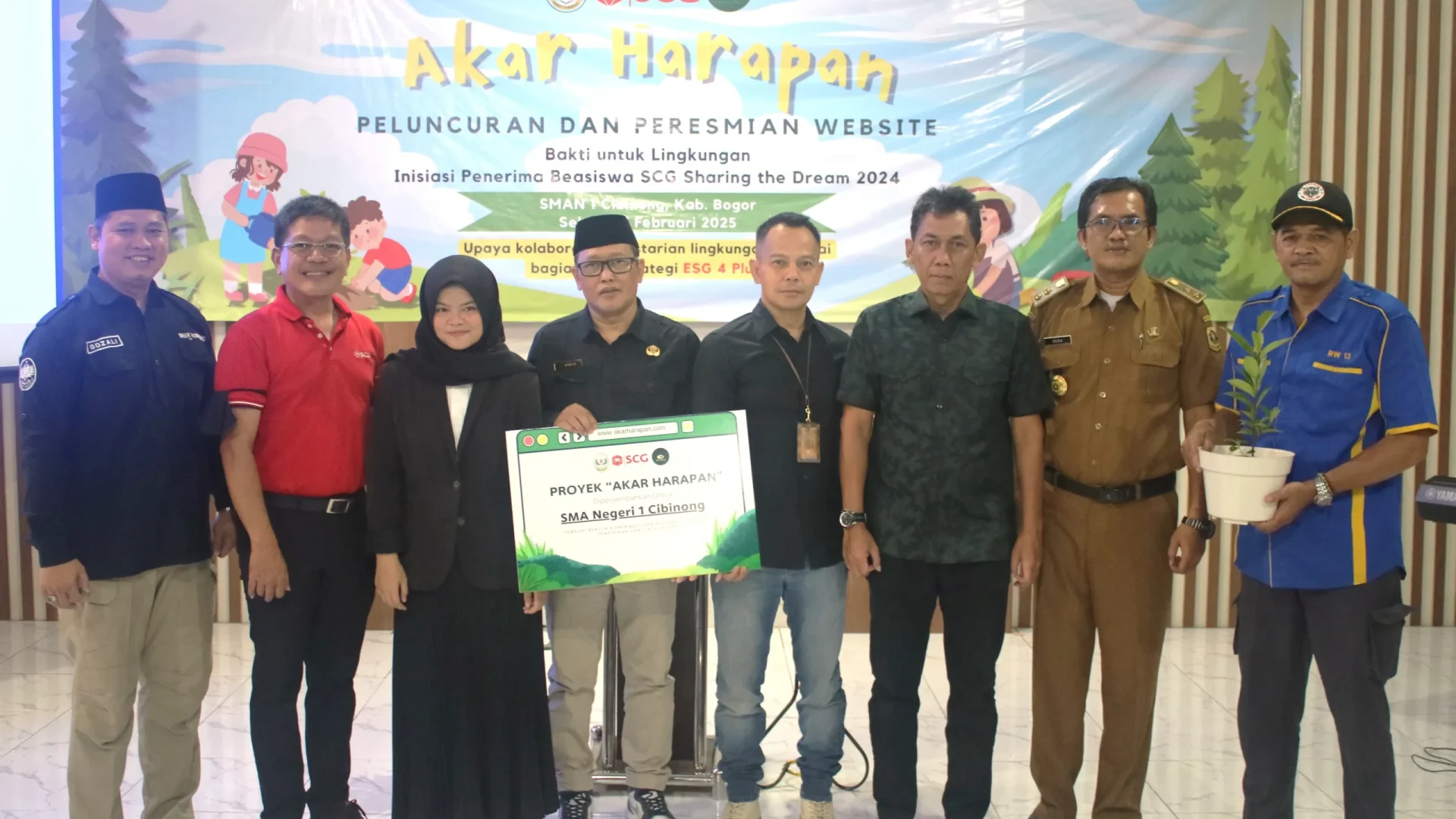 Foto 1_(Ki-Ka) Gozali Sahlan - Wakil Kepala Sekolah Bidang Humas SMAN 1 Cibinong, Fauzan O. Inak, HR Director PT SCG Indonesia, Angelica Calluella, Scholars SCG Sharing The Dream, Bpk. Asep Anwar, S.Pd., M.M, K