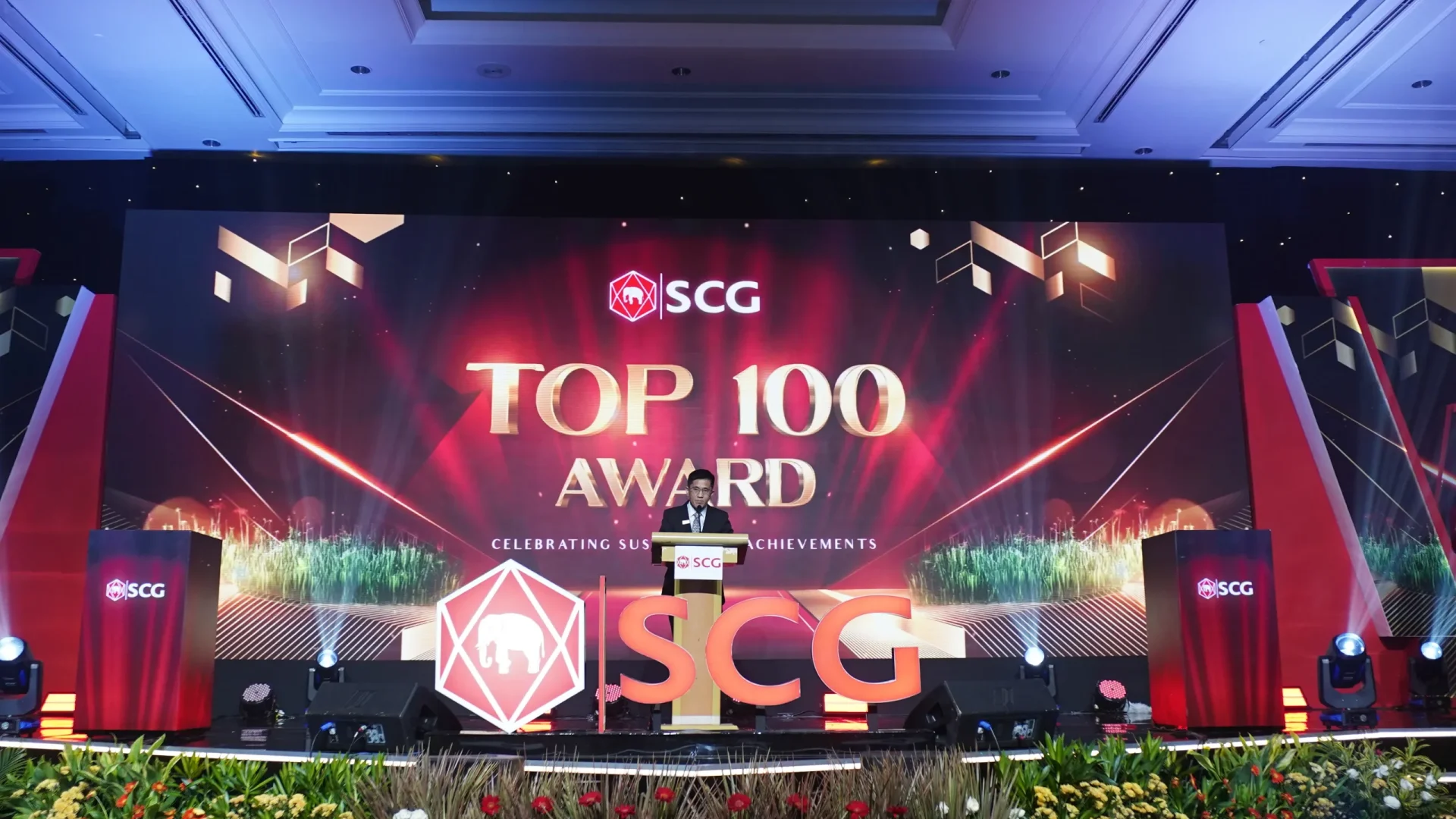 Foto 1_Thichet Srisuryon, Director SCG Distribution Indonesia, saat menyampaikan kata sambutan dalam acara SCG Top 100 Award
